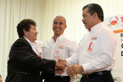 Urge a maestros aumento a su salario 