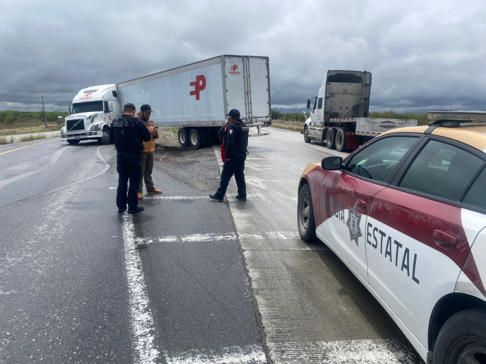 Guardia Estatal atiende accidente de tráiler por pavimento húmedo