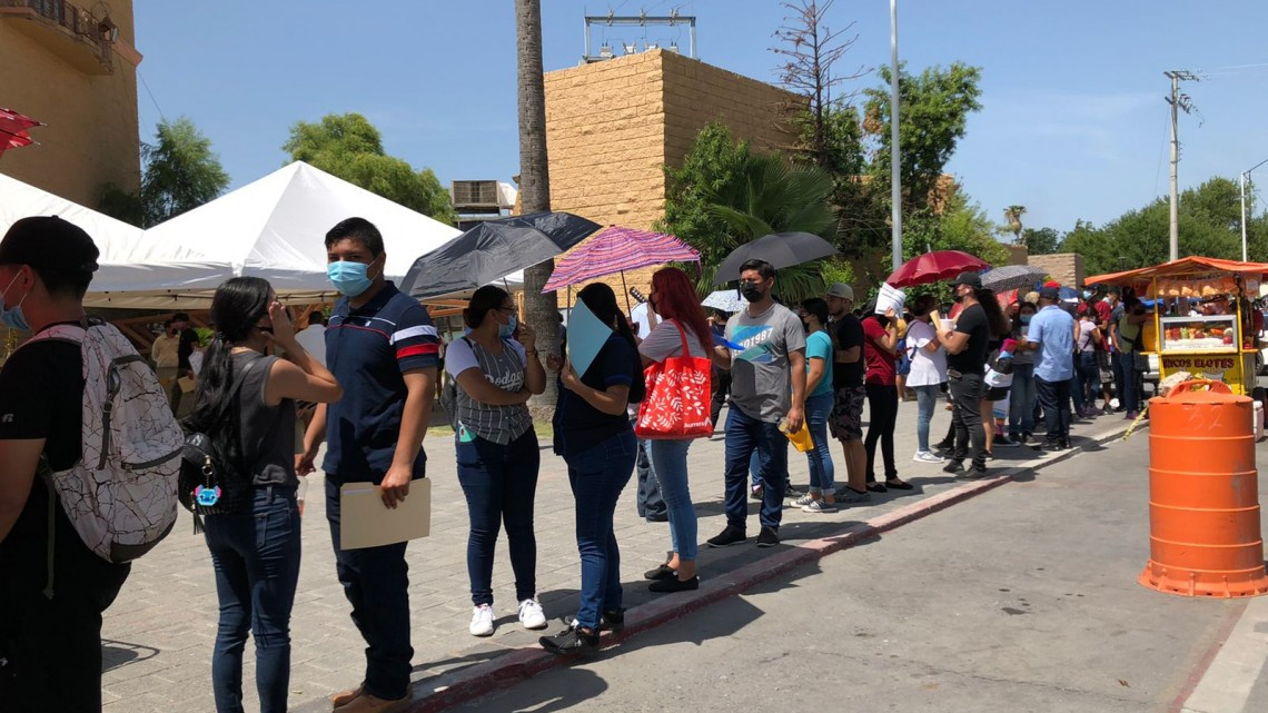Gran afluencia de jóvenes en primer día de vacunación contra COVID-19 a mayores de 18 años en Nvo. Laredo 