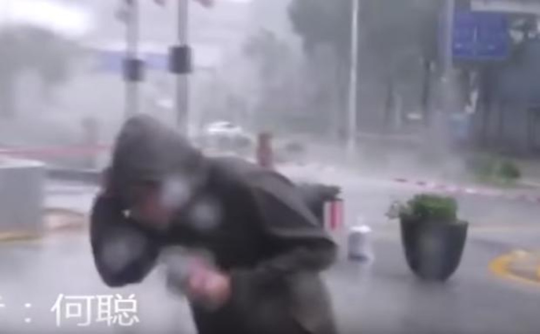 ¡Por poco! Reportero en China escapa de la muerte 