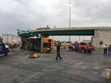 Muere trabajador en volcadura de camión de personal