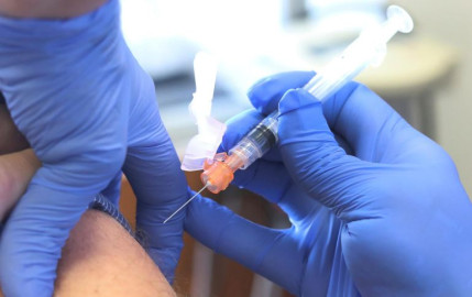 Johnson & Johnson suspende ensayos de vacuna contra Covid-19 por enfermedad de voluntario