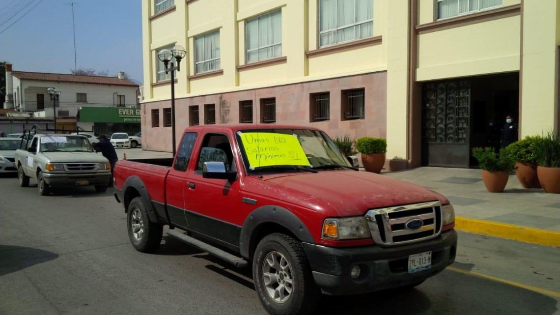 Diversas organizaciones de jubilados protestan en caravana contra el pago en UMAS