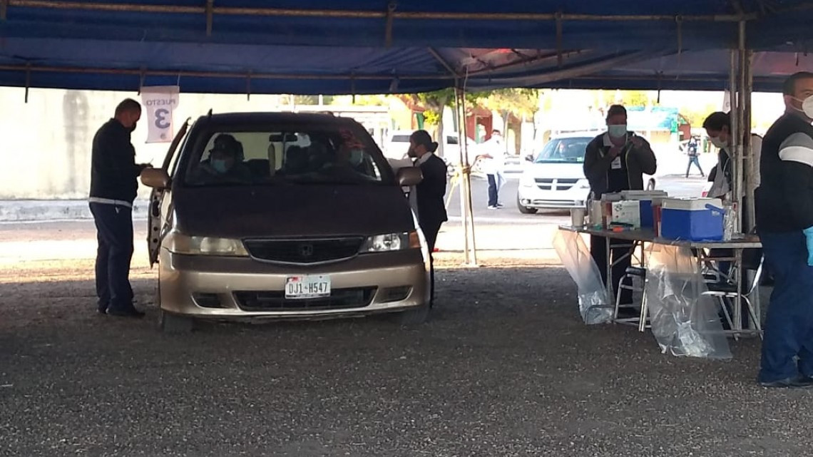 Adultos mayores madrugan por vacuna contra covid-19 