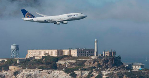 Avión vuela en el tiempo, despega en el 2017 y aterriza en el 2016