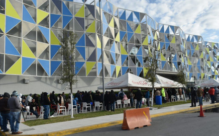 Automovilistas enfrentan largas filas para canje de placas en la Fiscal