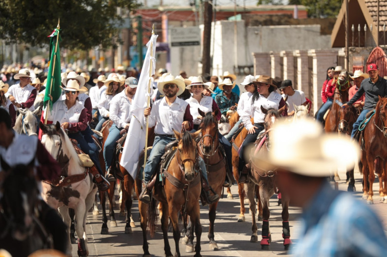 Cabalgantes celebran con orgullo ser neolaredenses 