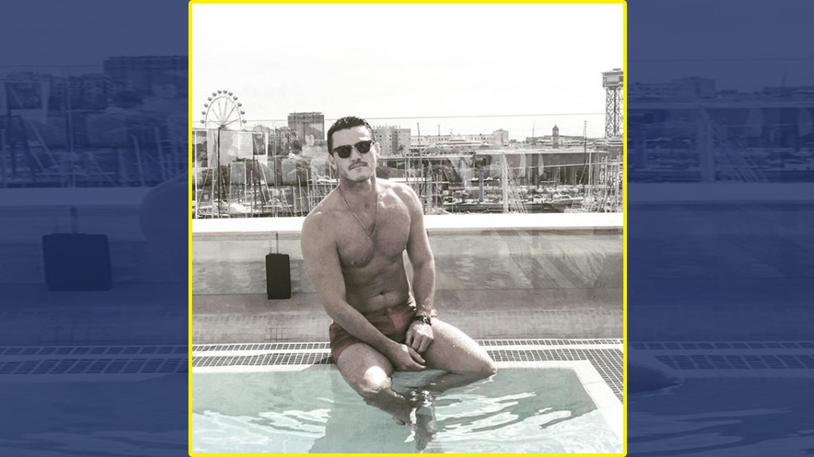 Luke Evans presume su marcado abdomen