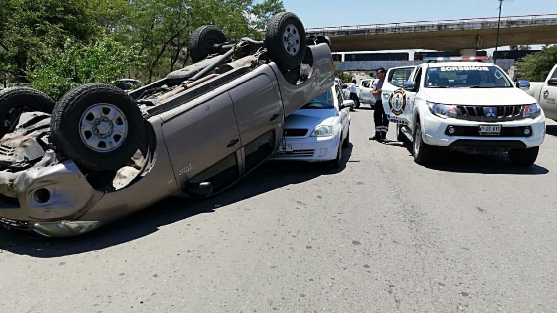 Exceso de velocidad genera volcadura en carretera Tampico-Mante