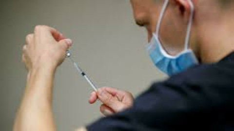 Abbott prohíbe vacunación obligatoria anticovid pese a aprobación de la FDA