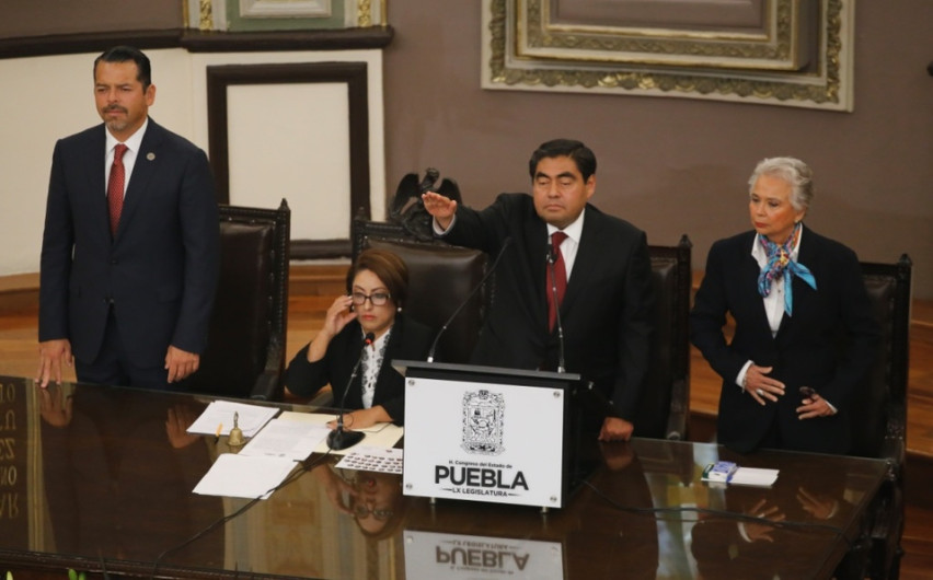 Barbosa rinde protesta como gobernador de Puebla