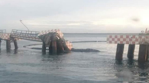 Derrama de combustible tras impacto de buque en muelle