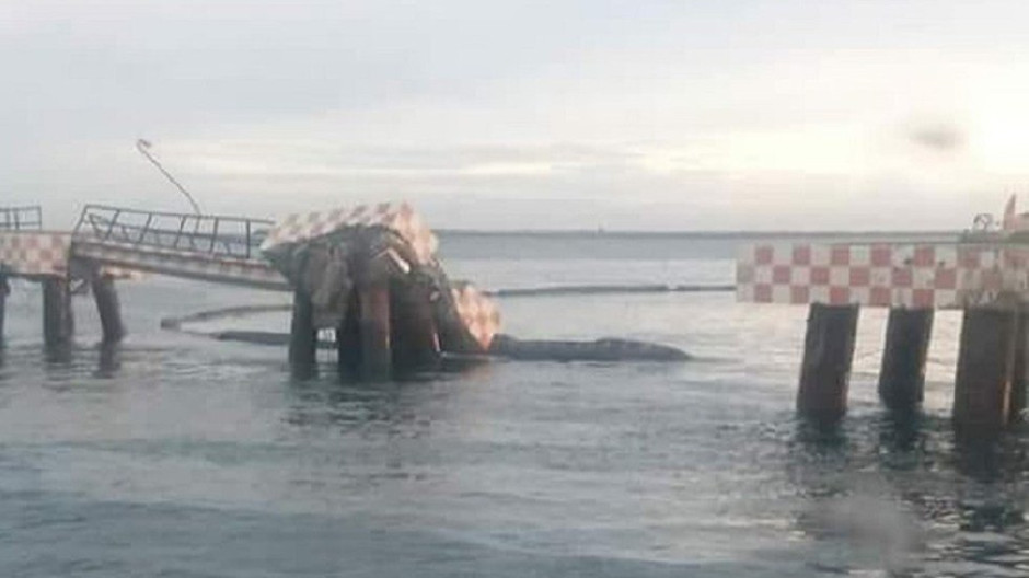 Derrama de combustible tras impacto de buque en muelle