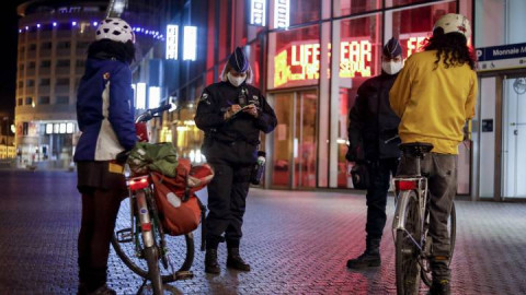 España analiza aplicar toque de queda