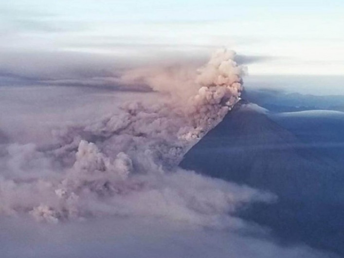 Erupción volcánica provoca lluvia de ceniza en Ecuador