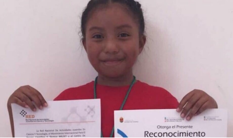 Xochitl, primera niña en ganar premio de ciencia nuclear de la UNAM