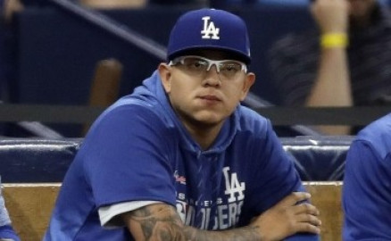 Julio Urías, acusado de cinco delitos menores tras arresto por violencia doméstica