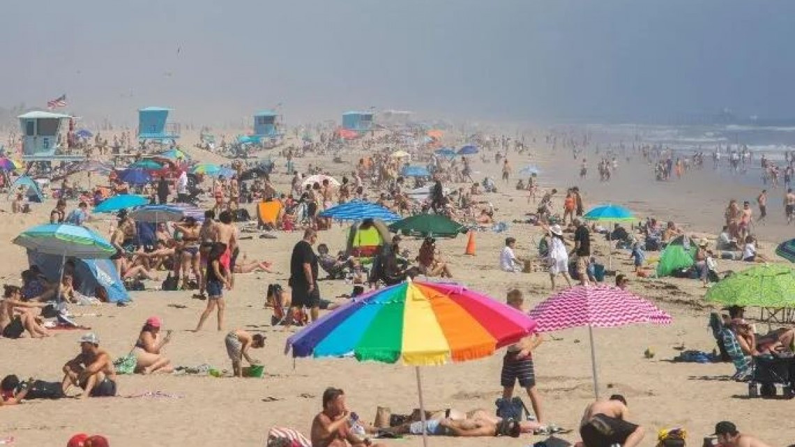 California abarrota sus playas tras levantamiento de algunas restricciones 