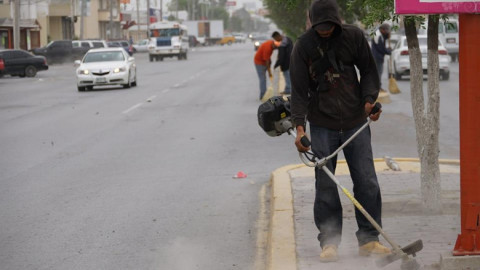 Limpian avenida de la ciudad
