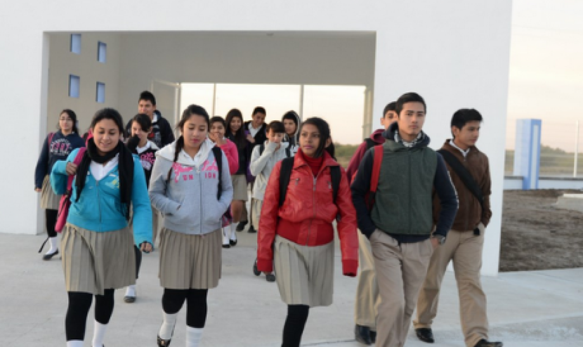 Buscan espacios en preparatorias para 300 estudiantes