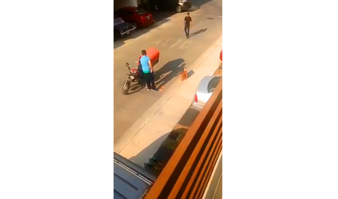 Hombre agrede a repartidor de pizza