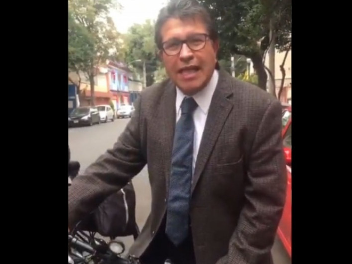 Llega en bici al Senado para ajustarse el cinturón