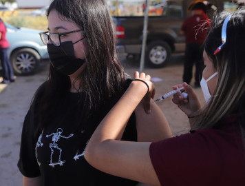 Vacuna Gobierno Municipal a menores de edad y maestros