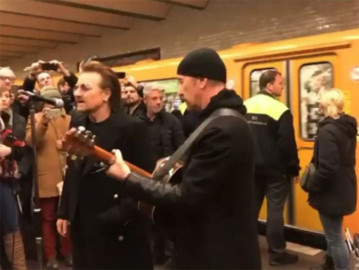 U2 cantando en el metro de Berlín