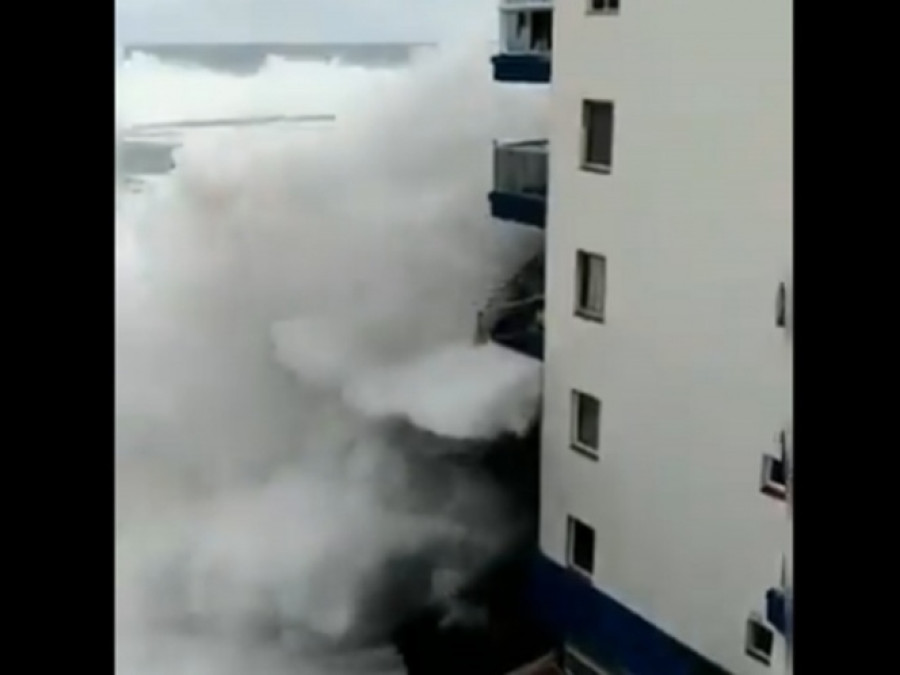¡Sorprendente! Olas gigantes golpean costa de Tenerife