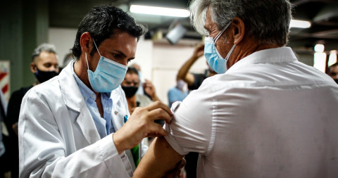 Enfermero da positivo a Covid-19 antes de recibir segunda dosis 