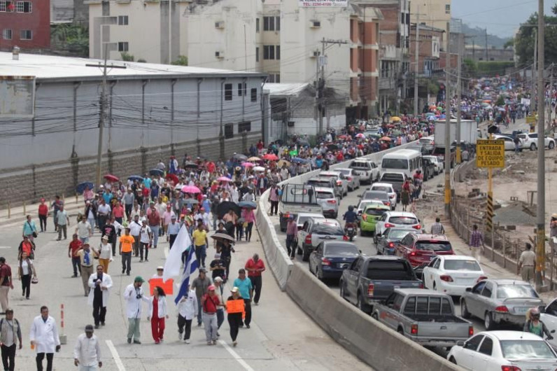 Hondureños se manifiestan por mejoras en la educación y salud