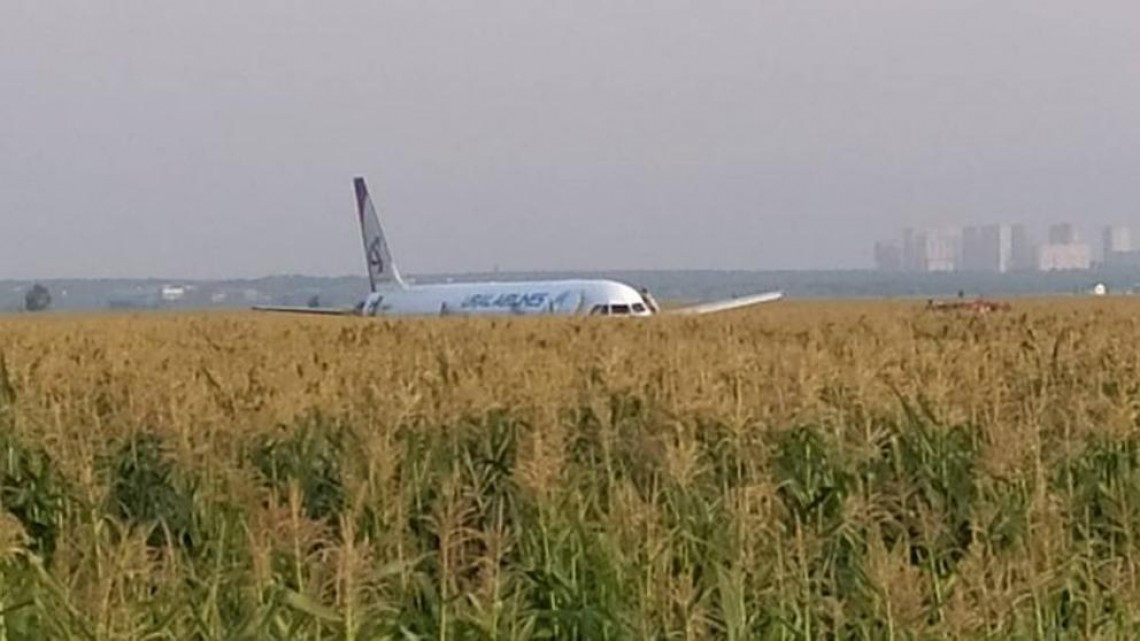 Avión ruso aterriza de emergencia en un campo de maíz