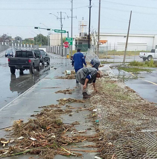 Cuadrillas realizan labores de limpieza en Nuevo Laredo