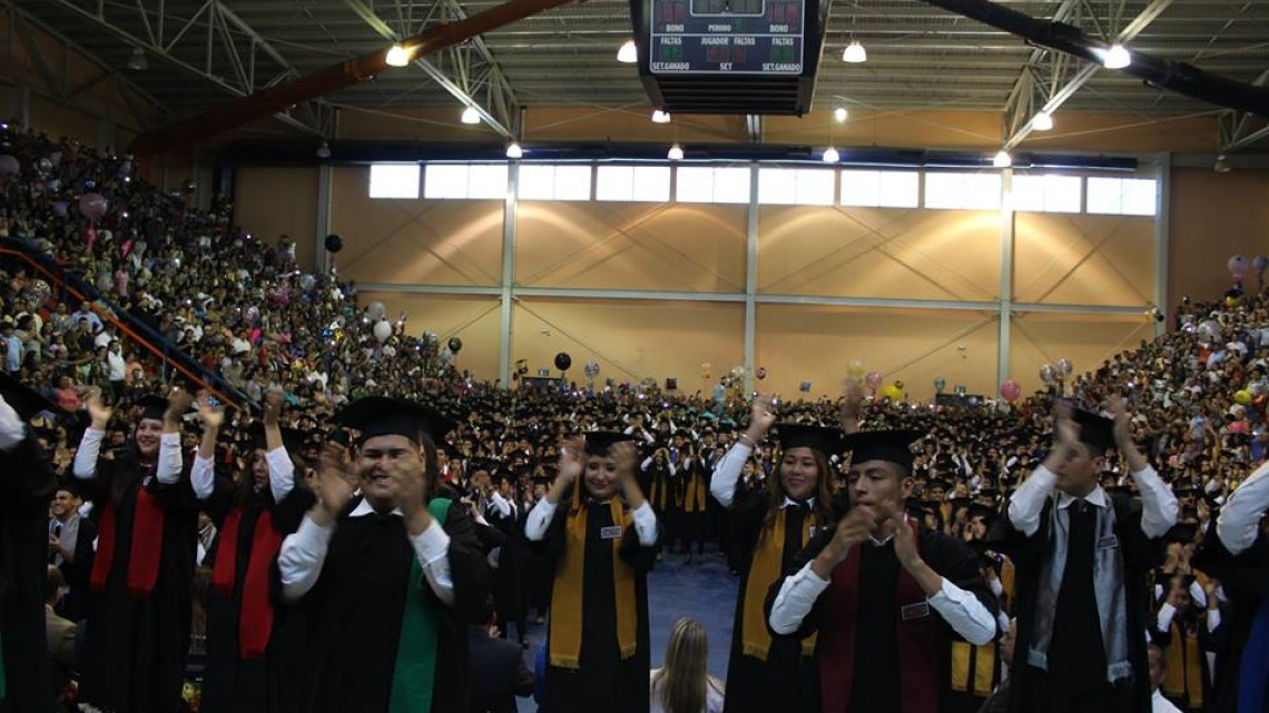 Maki felicita a graduados de CETIS No. 71