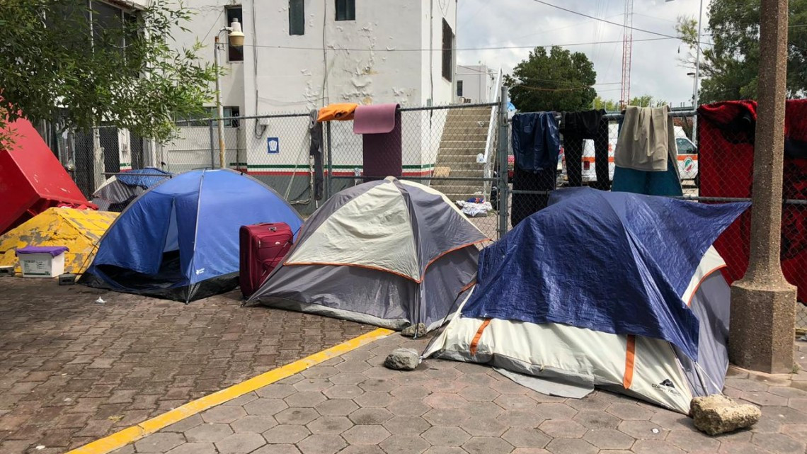Piden a migrantes retirarse de la explanada del puente internacional 