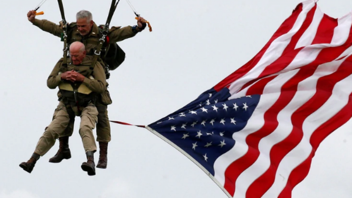 Veterano de 97 años recrea su salto por aniversario del “Día D”