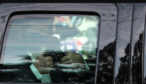 Trump da paseo en vehículo afuera del hospital 