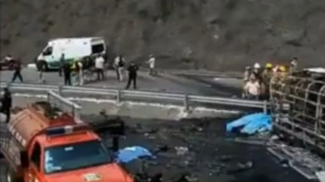 20 muertos tras impacto de autobús y tráiler