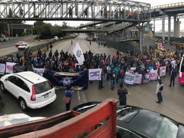 Policías federales bloquean inmediaciones del AICM