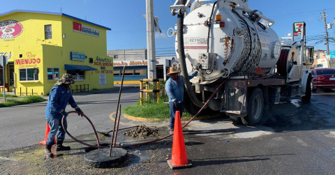 Sondeó COMAPA drenaje sanitario en la colonia Las Fuentes