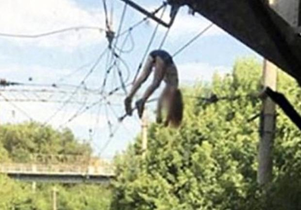 Queda colgada de cables por tomarse una selfie