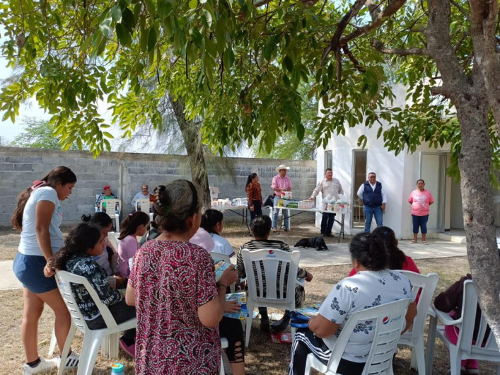 Llevan servicios y atención médica a comunidades rurales