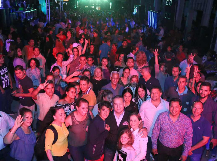 Disfrutan Maderenses de Noche Retro Organizada por el Gobierno Municipal