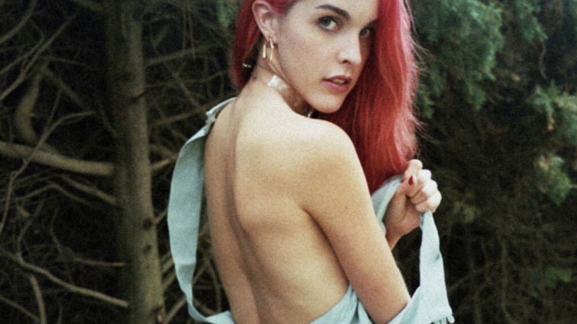 Muestra actriz porno su cuerpo tras accidente de tránsito