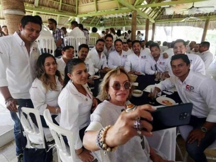 Reaparece en Chiapas Elba Esther Gordillo