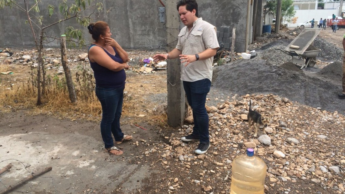 Reparte Diputado Federal garrafones de agua a victorenses