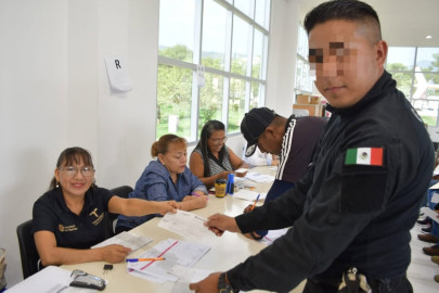 Recibe personal de la SSPT becas para servidores públicos e hijos