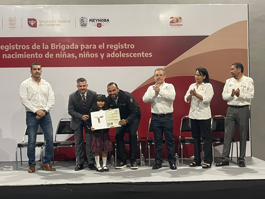 Entregan actas de nacimiento a 60 niños y adultos mayores