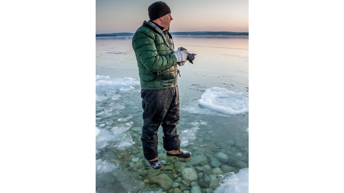 Debido a fenómeno natural, ¡camina sobre el agua!