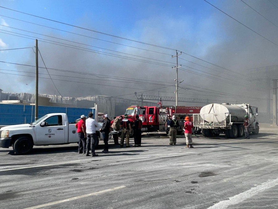 Continua labores contra incendio en recicladora 